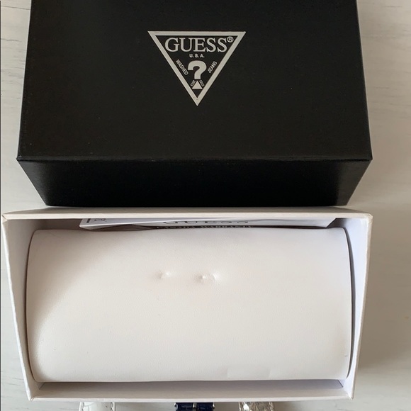 3 strap Guess watch - Picture 2 of 12